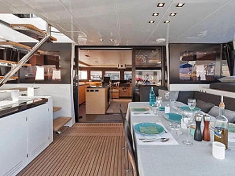 Hire Luxury Yacht Lagoon with a boat licence