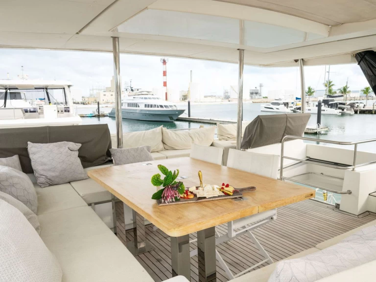 Hire Luxury Yacht Lagoon with a boat licence