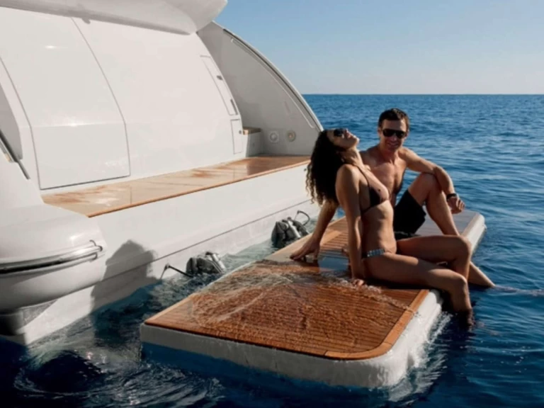 Hire Luxury Yacht Azimut with a boat licence