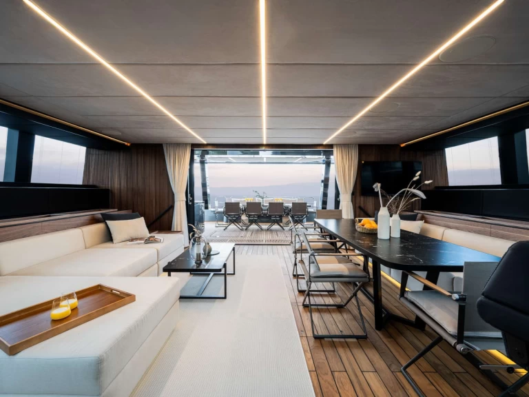 Hire Luxury Yacht Sunreef with a boat licence