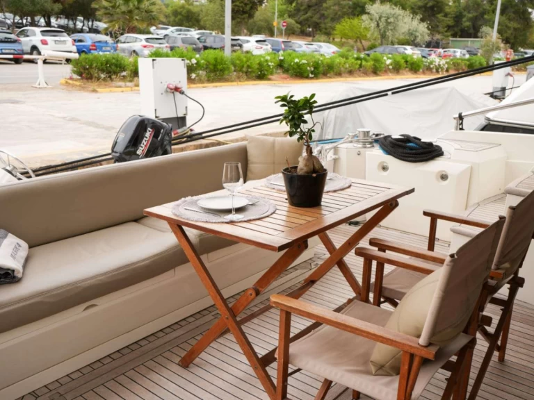 Hire Luxury Yacht Sealine with a boat licence