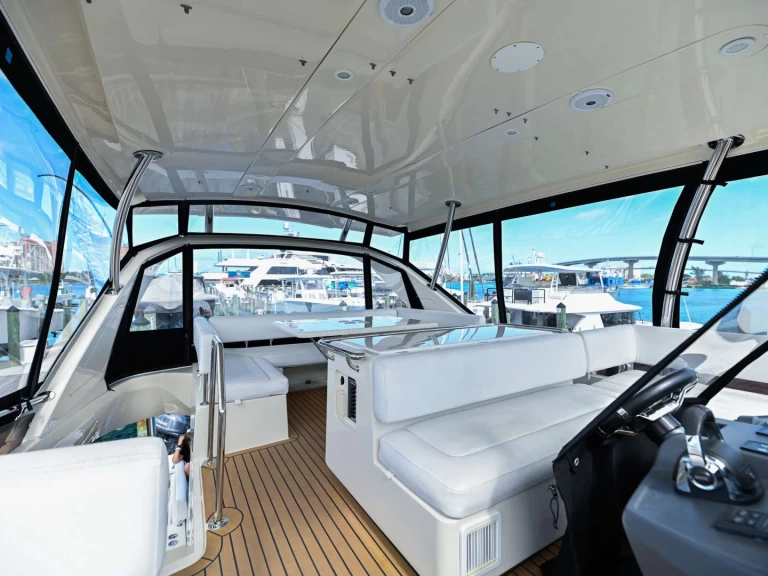 Luxury Yacht to hire Bahamas at the best price