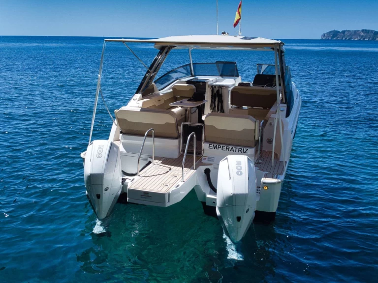 Hire Luxury Yacht Aquila with a boat licence