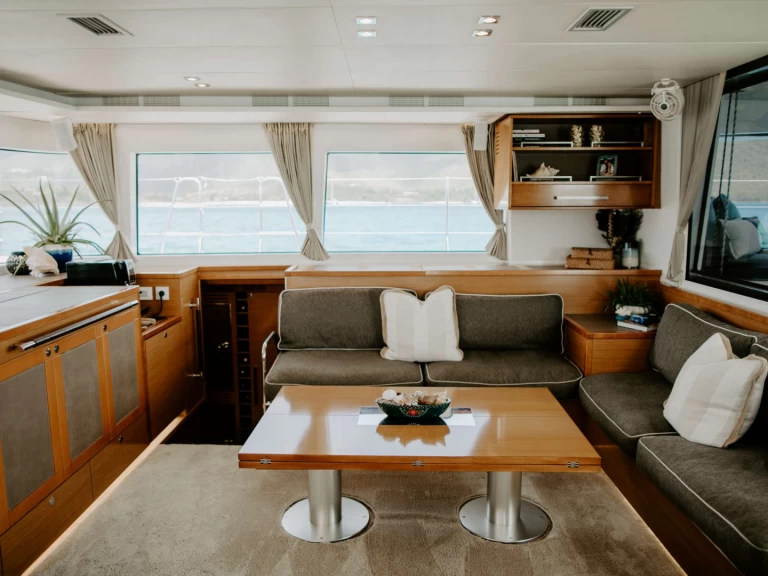 Hire Luxury Yacht Lagoon with a boat licence