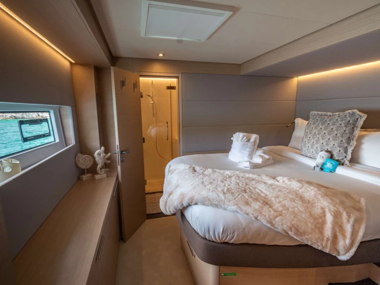 Hire Luxury Yacht Lagoon with a boat licence