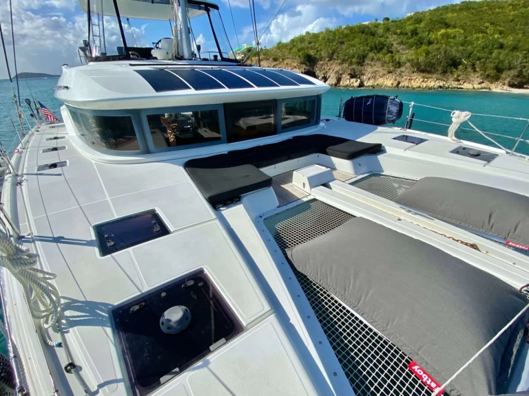 Hire Luxury Yacht Lagoon with a boat licence