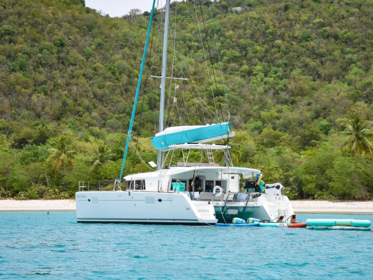 Hire Luxury Yacht Lagoon with a boat licence