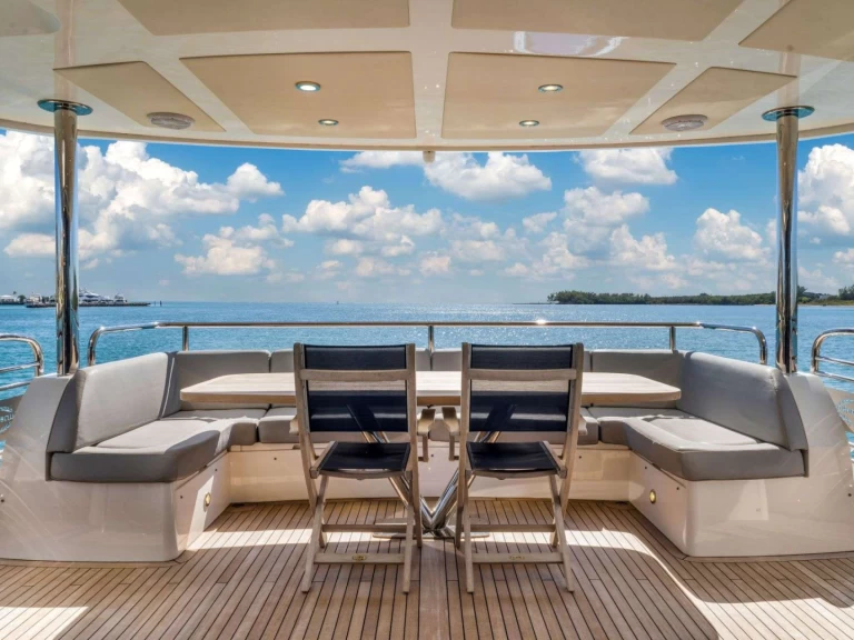 Hire Luxury Yacht Sunseeker with a boat licence