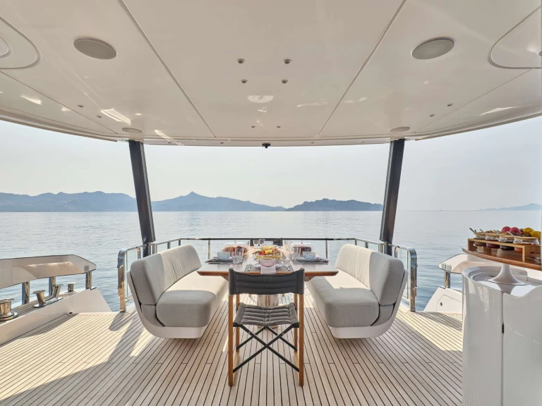 Hire Luxury Yacht with or without skipper Azimut Piraeus