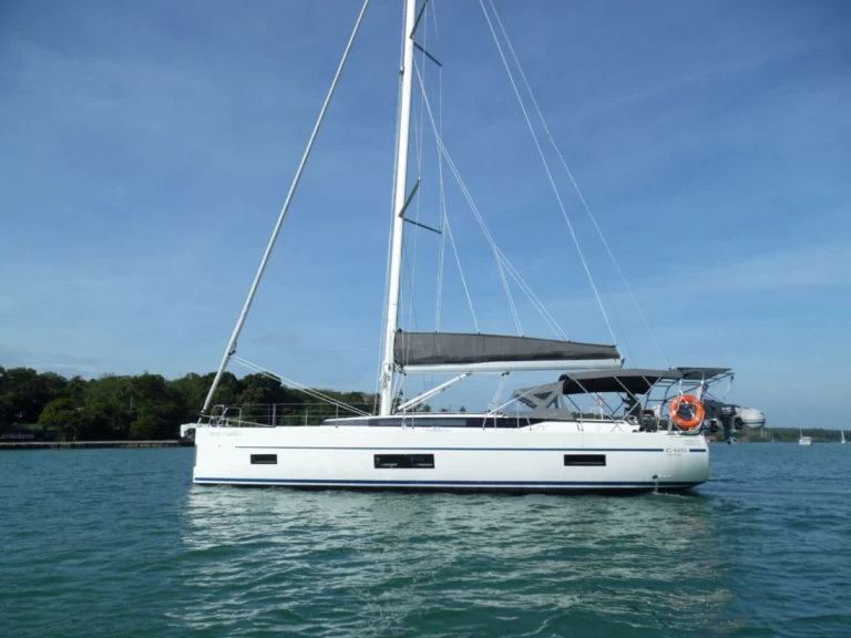 Hire Sailboat Bavaria with a boat licence