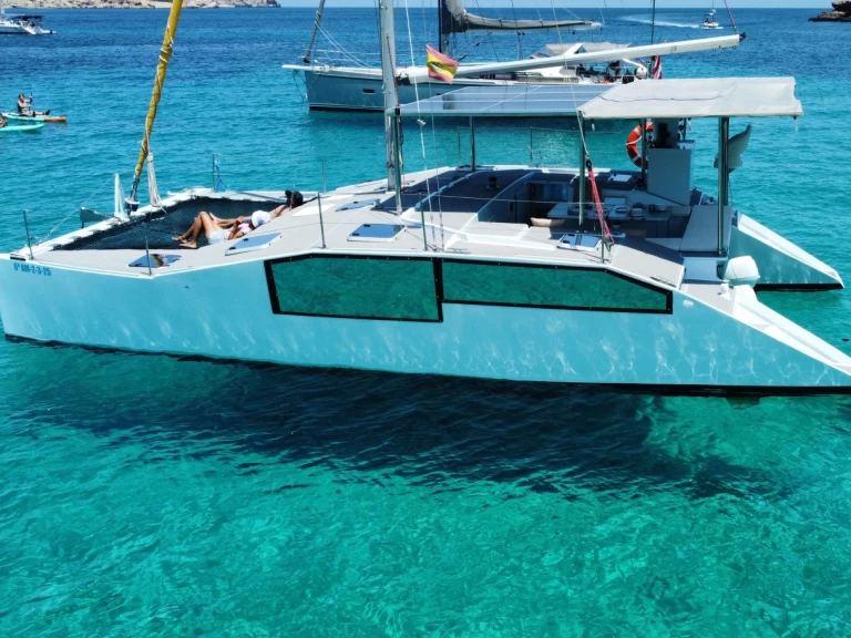 Hire a Multicap-Caraibes Punch 1200 Playa de Talamanca