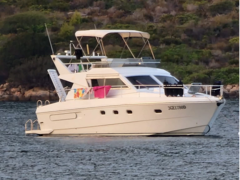 Yacht charter Porto di Fertilia - Ferretti Altura 40 on SamBoat