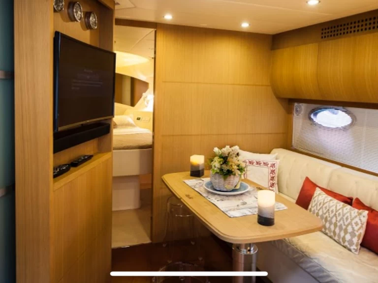 Charter a Pershing Pershing 56 HT in Porto di Salerno on Samboat