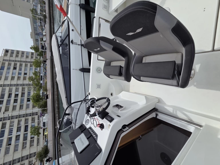 Motorboat hire in Toulon - Bénéteau Flyer Serie 8