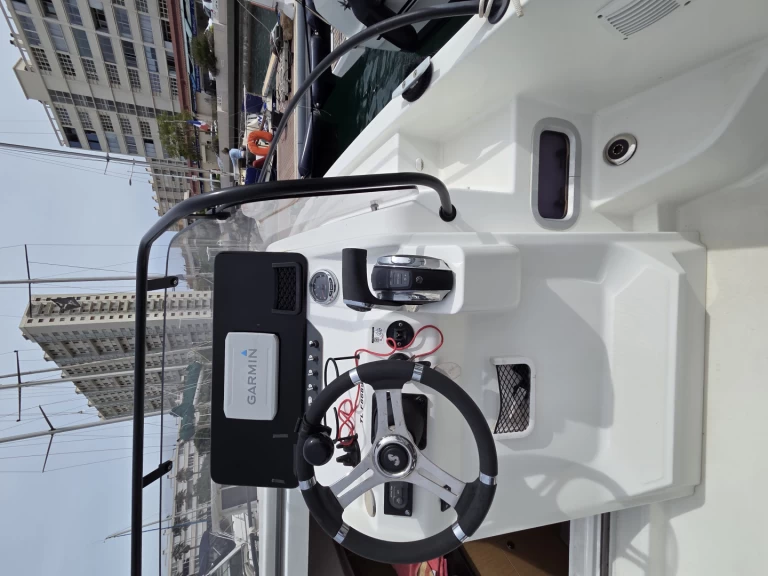 Charter a Bénéteau Flyer Serie 8 in Toulon on Samboat