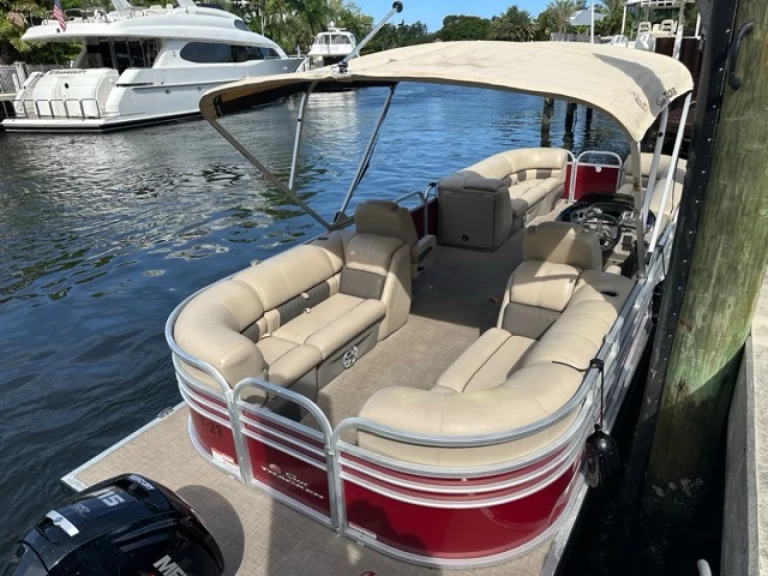 Charter a Suntracker DLX 24 Party Barge in Fort Lauderdale on Samboat