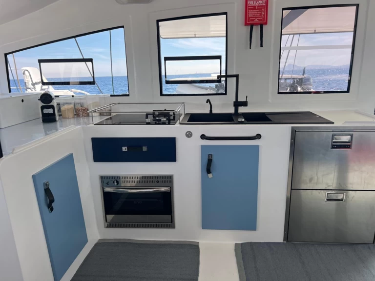 Catamaran to hire Lávrio at the best price