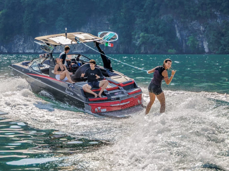 Hire Motorboat Malibu with a boat licence