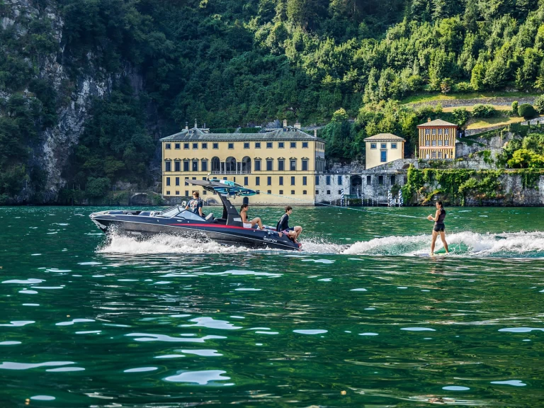 Motorboat to hire Como (City) at the best price