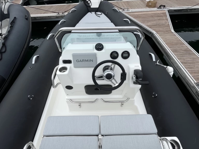 Hire RIB Zodiac with a boat licence