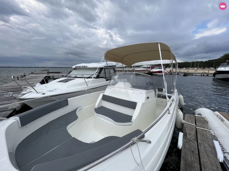 Hire Motorboat Pacific Craft with a boat licence