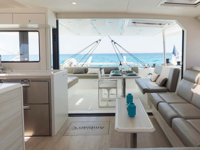 Catamaran to hire Mahón at the best price