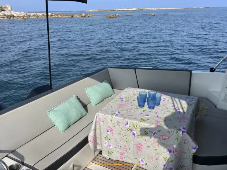 Yacht charter Mandelieu-la-Napoule - Jeanneau Merry Fisher 895 Cruiser on SamBoat