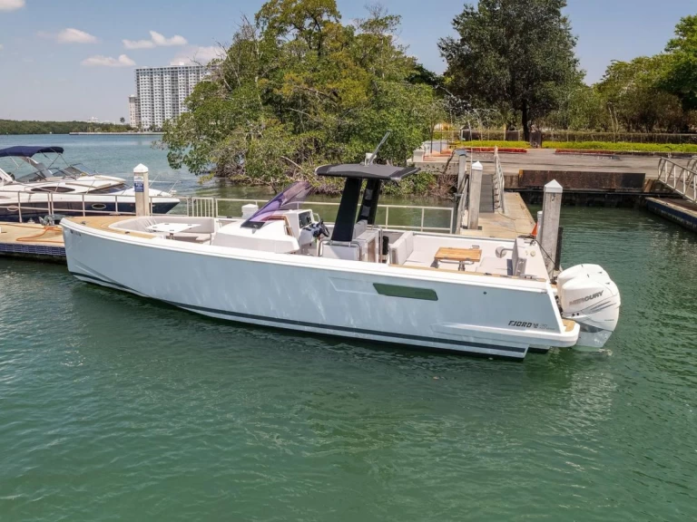 Hire Motorboat Pardo Yachts with a boat licence