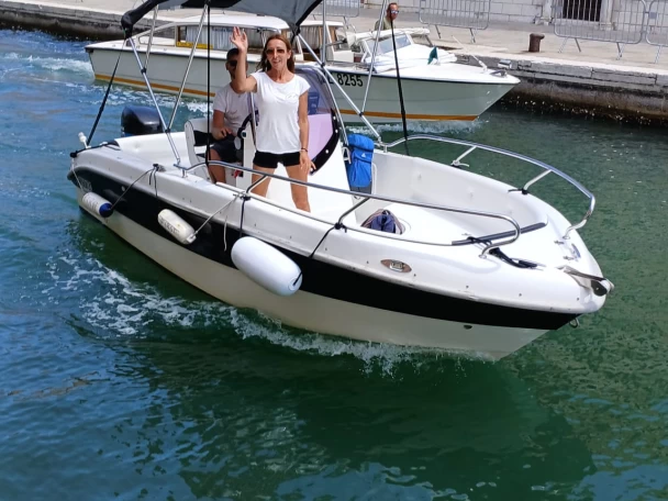 Hire Motorboat Yacht & Co. with a boat licence