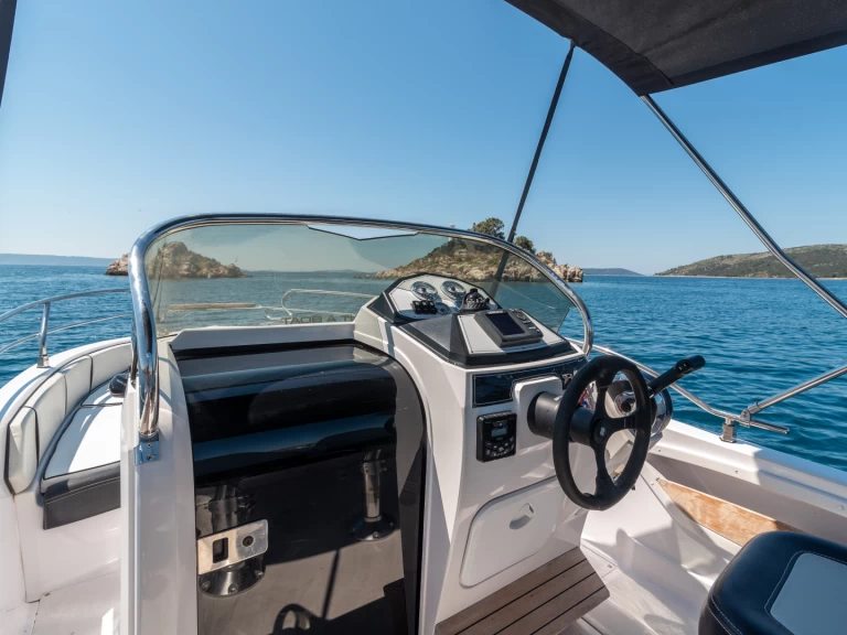 Hire Motorboat  with a boat licence