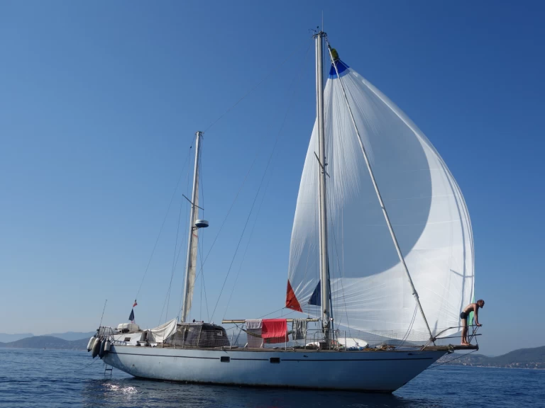 Sailboat to hire Hyères at the best price