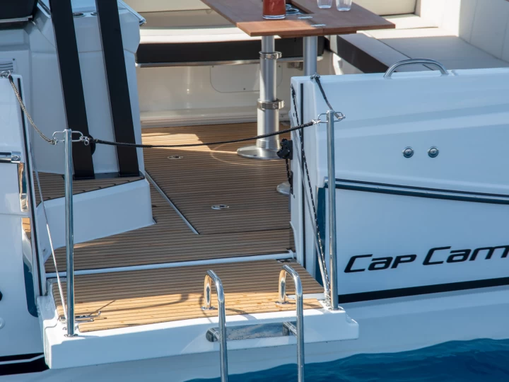 Hire Motorboat with or without skipper Jeanneau Roses