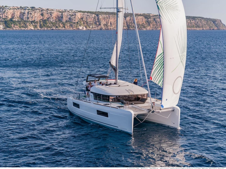 Hire Catamaran Lagoon with a boat licence
