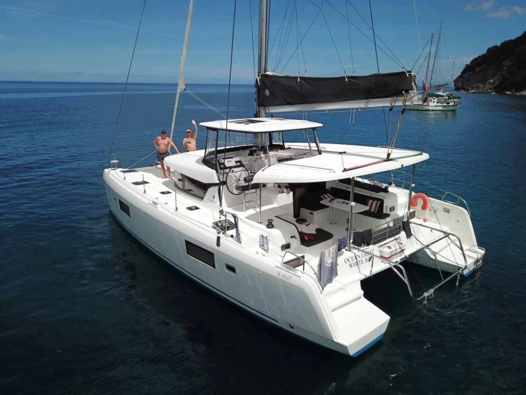 Catamaran hire in Golfo Aranci - Lagoon Lagoon 42