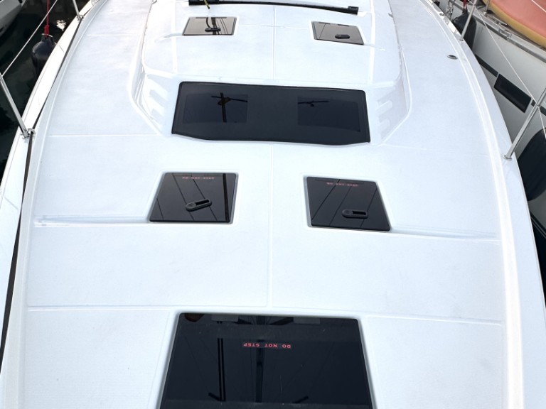 Charter a Dufour Dufour 41 in Alimos on Samboat