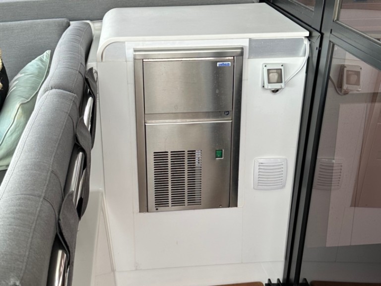 Hire Catamaran Fountaine Pajot with a boat licence