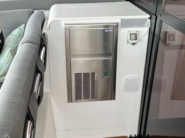 Hire Catamaran Fountaine Pajot with a boat licence