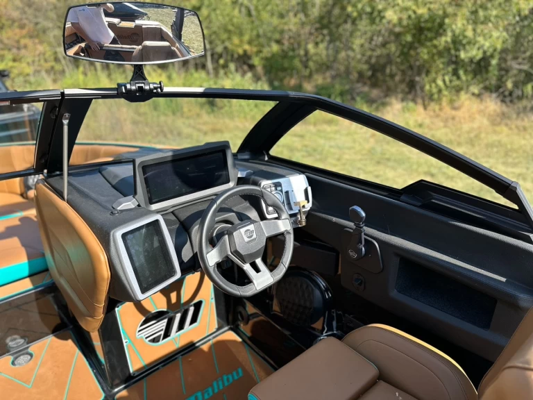 Hire Motorboat Malibu with a boat licence