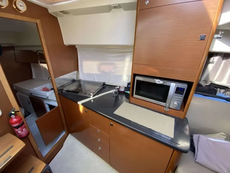 Charter a Jeanneau Leader 9 in Hyères on Samboat