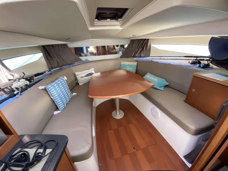 Hire Motorboat Jeanneau with a boat licence