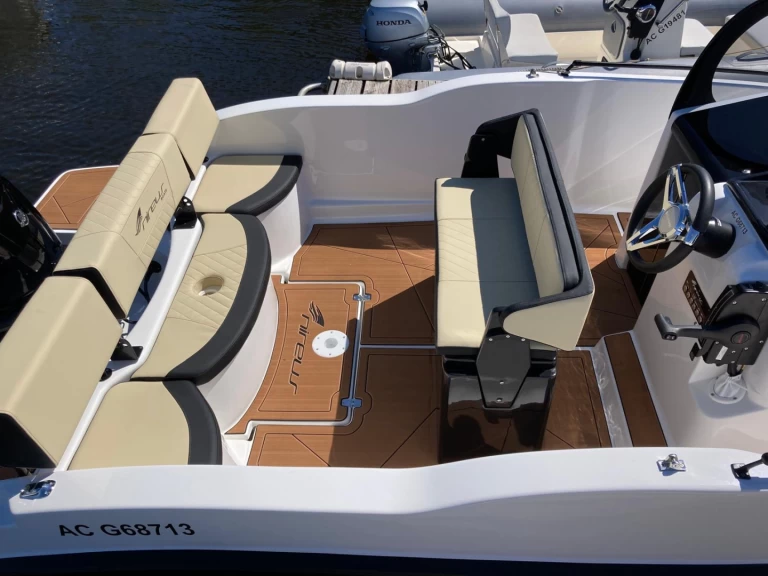 Hire a Nireus 53 Escape Sanguinet