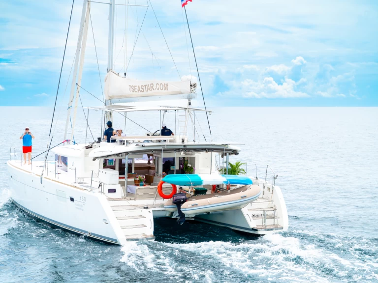Hire Catamaran Lagoon with a boat licence