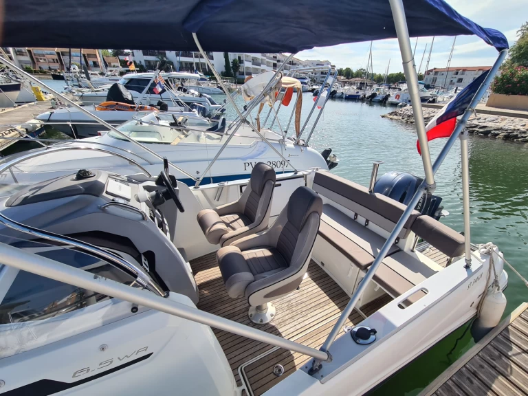 Hire Motorboat Jeanneau with a boat licence