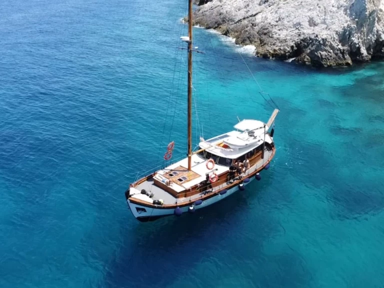 Hire Sailboat Traditional with a boat licence