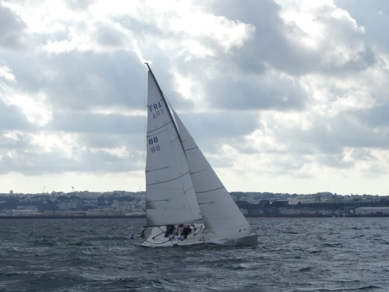 Hire a Bénéteau Beneteau 25 Platu Brest