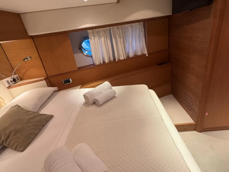 Hire Luxury Yacht Aicon with a boat licence