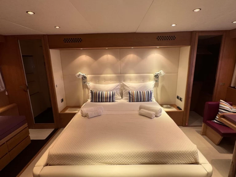 Hire Luxury Yacht Aicon with a boat licence