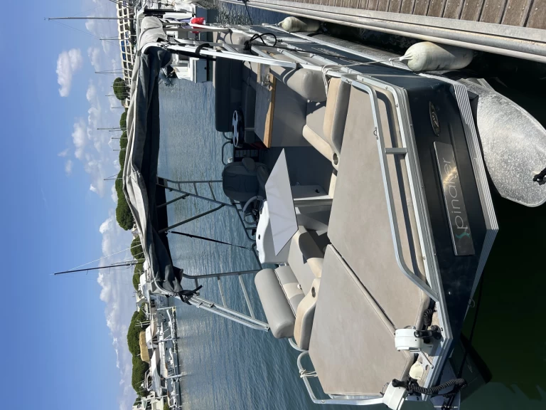 Motorboat to hire Port-Camargue at the best price