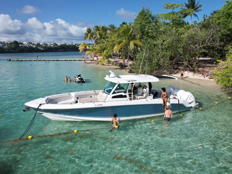 Charter a Boston Whaler Boston Whaler 380 Outrage in Pointe-à-Pitre on Samboat