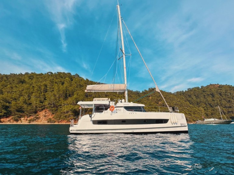 Yacht hire Göcek cheap Bali Catspace Voile